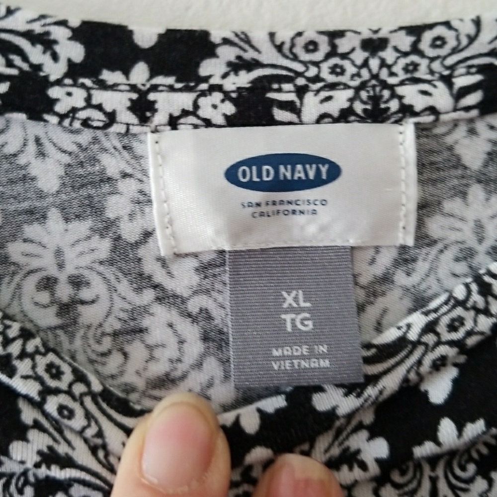 🚫🚫SOLD🚫🚫Old Navy Tee - Picture 5 of 6